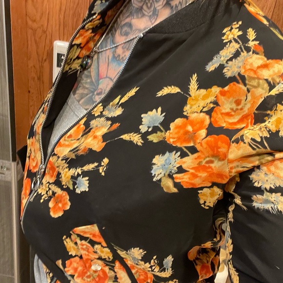 Poppies Forever 21 fall floral print light bomber light shacket top - Picture 4 of 7